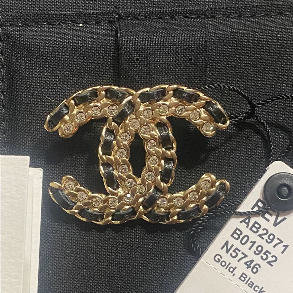 Lambskin Crystal Vintage style Allure CC Chain Brooch Black Gold - Picture 11 of 11